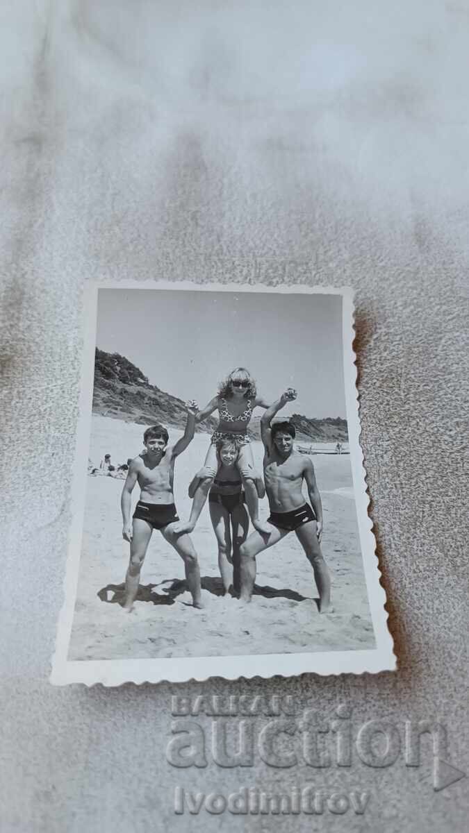 Снимка Младежи и девойка на плажа Снимка Младежи и девойка на плажа