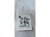 Снимка Младежи и девойка на плажа