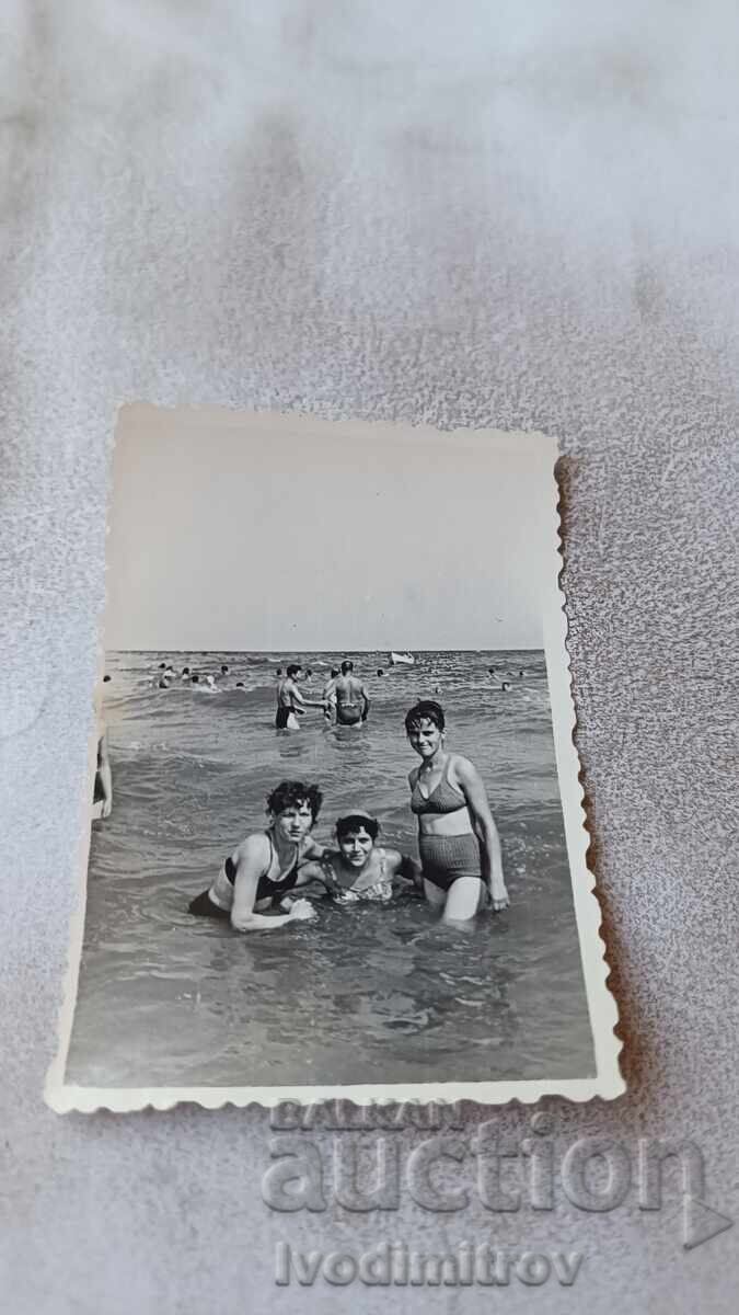 Снимка Три млади жени на брега на морето Снимка Три млади жени на брега на морето