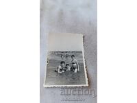 Fotografie Trei femei tinere pe malul mării