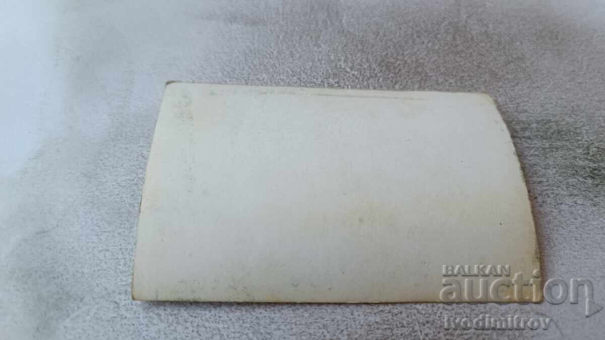 Fotografie Două femei tinere cu costume de baie retro pe pajiște cu preț 1.65 BGN | € 0.84