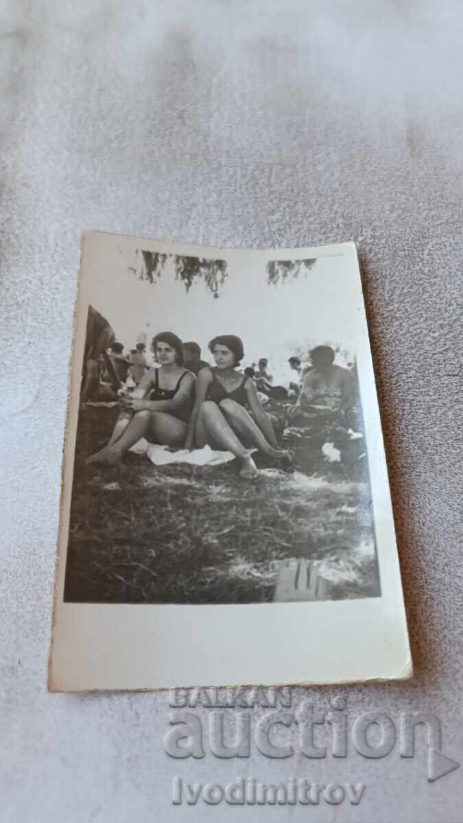 Fotografie Două femei tinere cu costume de baie retro pe pajiște