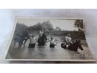 Φωτογραφία Άνδρες και αγόρια με άλογα στο ποτάμι