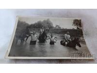 Снимка Мъже и момчета с коне в реката