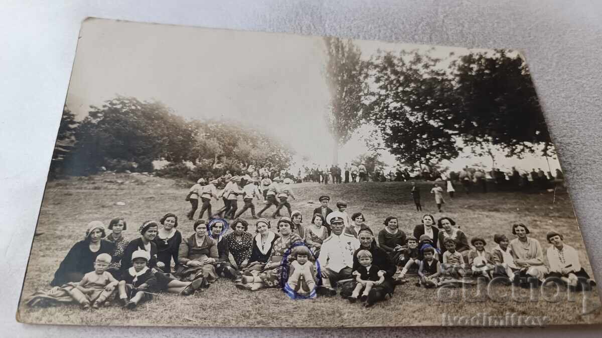 Snimka na ofitser, zheni i detsa na polyana kraĭ Sopot·skiya manastir