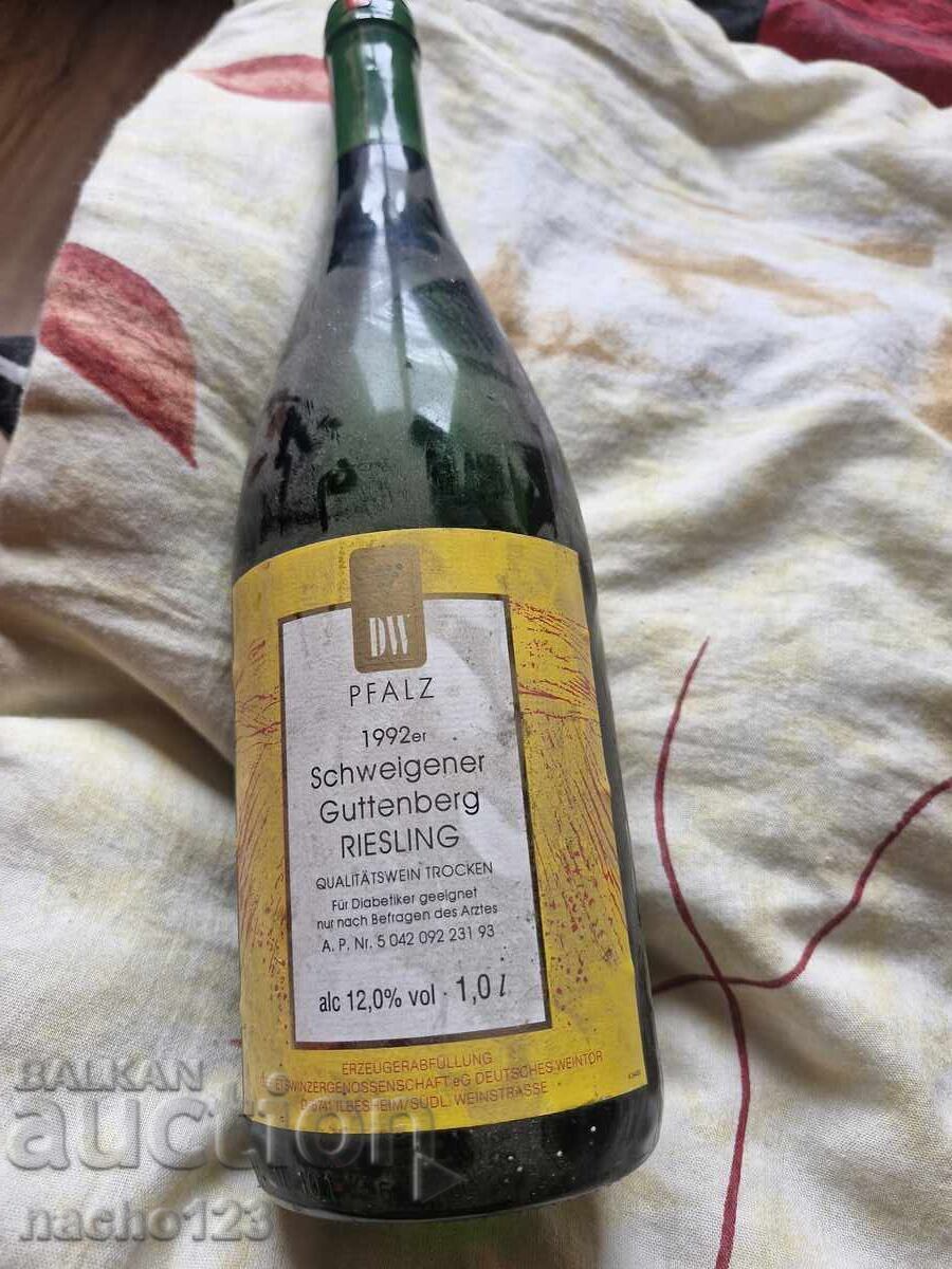 Bottle of quality dry white wine 1992 with price 25.00 BGN | € 12.78