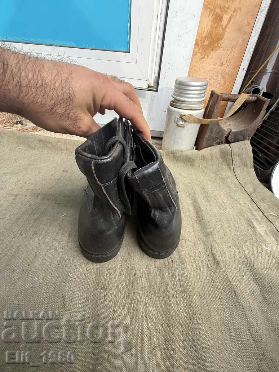 Войнишки кубинки 43 номер от соца с цена 120.00 лв. | € 61.36