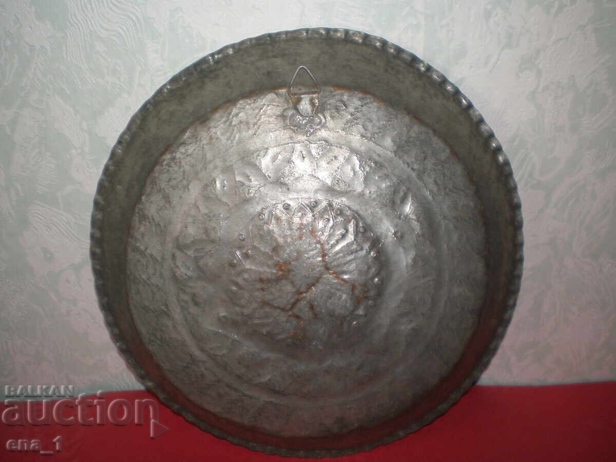 Delivery of 19th-century Revival copper-tinned platter with ornaments Delivery of 19th-century Revival copper-tinned platter with ornaments