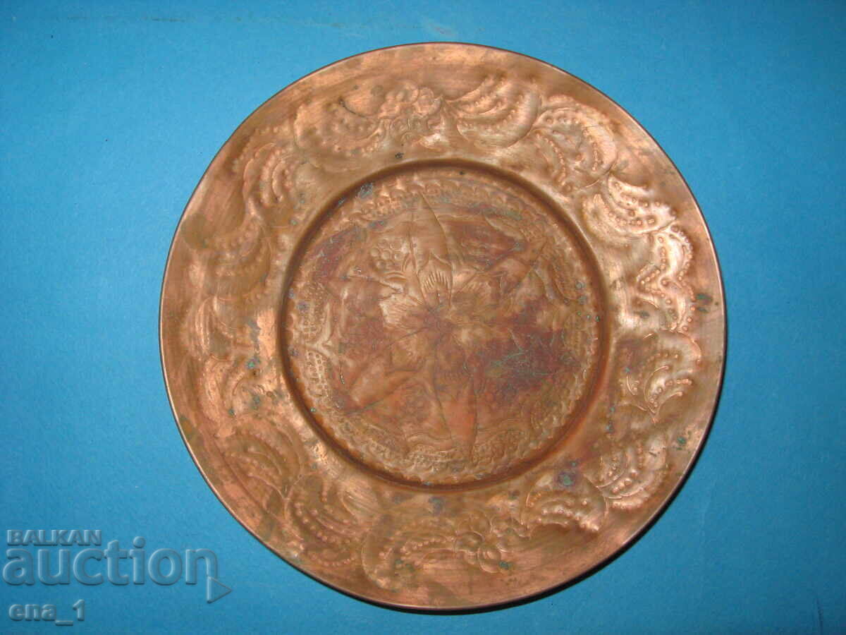 Αναγεννησιακό πιάτο με φυτικά και γεωμετρικά διακοσμητικά από τον 19ο αιώνα με τιμή 74.99 BGN | € 38.34