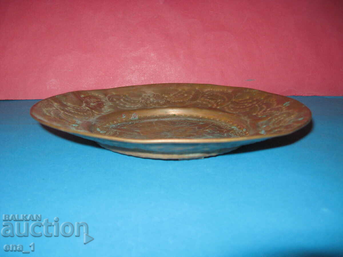 Δημοπρασία Αναγεννησιακό πιάτο με φυτικά και γεωμετρικά διακοσμητικά από τον 19ο αιώνα