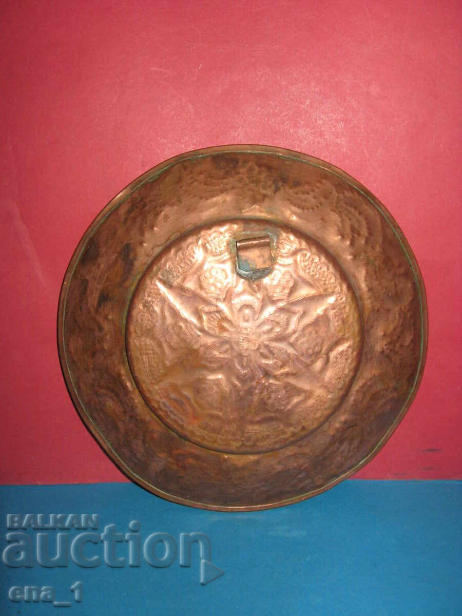 Παράδοση Αναγεννησιακό πιάτο με φυτικά και γεωμετρικά διακοσμητικά από τον 19ο αιώνα