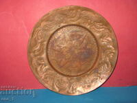 Farfurie din perioada Renașterii cu ornamente florale și geometrice din secolul al XIX-lea