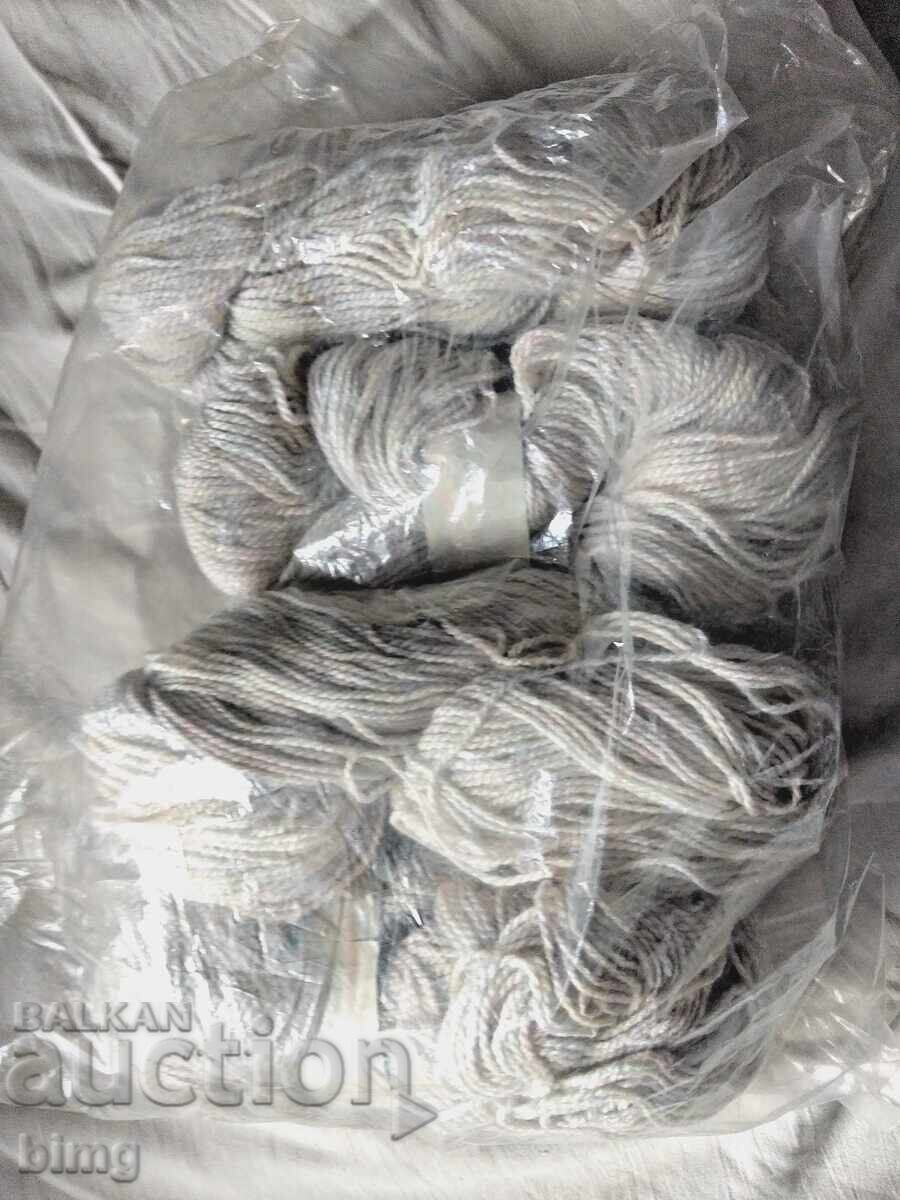 Δημοπρασία Λοτ από 4x100γρ γκρι νήμα Δημοπρασία Λοτ από 4x100γρ γκρι νήμα