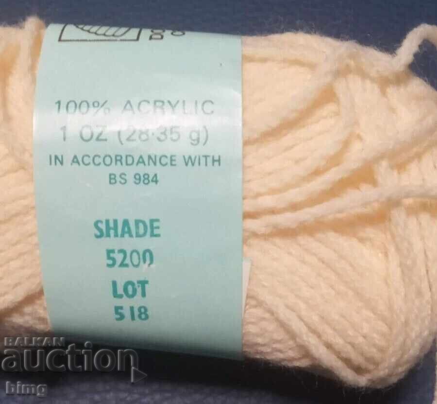 Licitație Lot de 30x25.35g de fir galben PATON