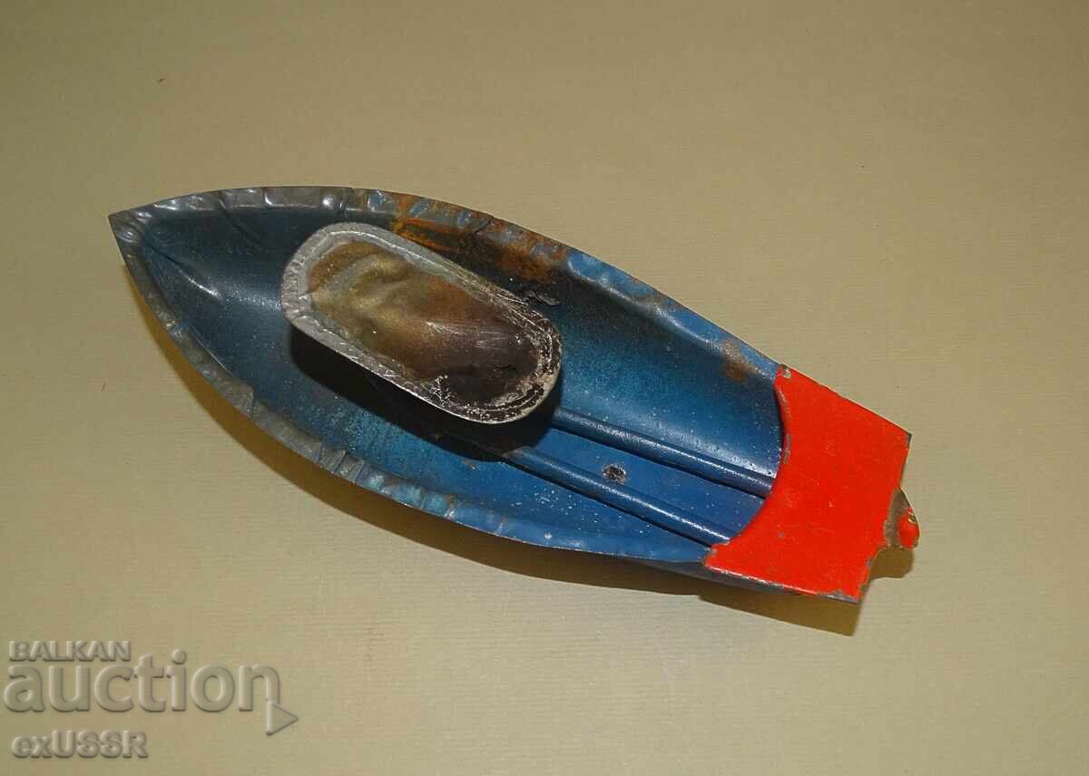 Veche Barca din Tinichea Jucărie Model, Tinichea cu preț 30.00 BGN | € 15.34 Veche Barca din Tinichea Jucărie Model, Tinichea cu preț 30.00 BGN | € 15.34
