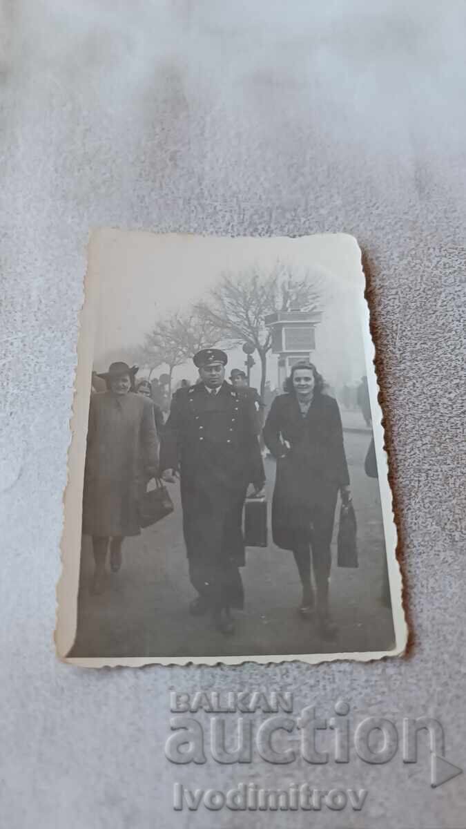 Φωτογραφία Σόφιας Αξιωματικός και δύο γυναίκες σε βόλτα