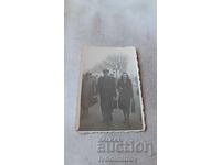 Φωτογραφία Σόφιας Αξιωματικός και δύο γυναίκες σε βόλτα