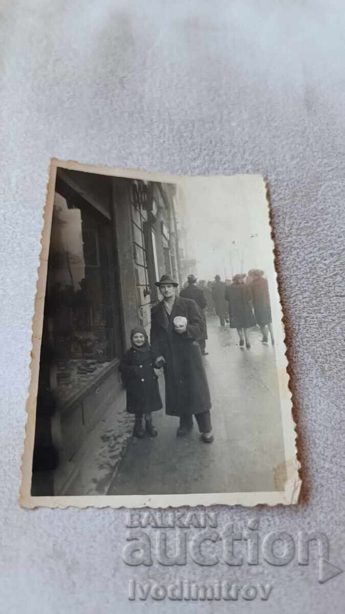 Snimka Sofiya Άνδρας με μικρό κοριτσάκι σε βόλτα 1941