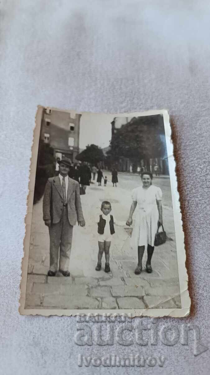Snimka Sofiya Mŭzh γυναίκα και μικρό αγόρι στο πεζοδρόμιο 1940
