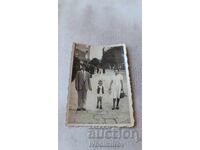 Fotografie Sofia Bărbat femeie și băiețel pe trotuar 1940