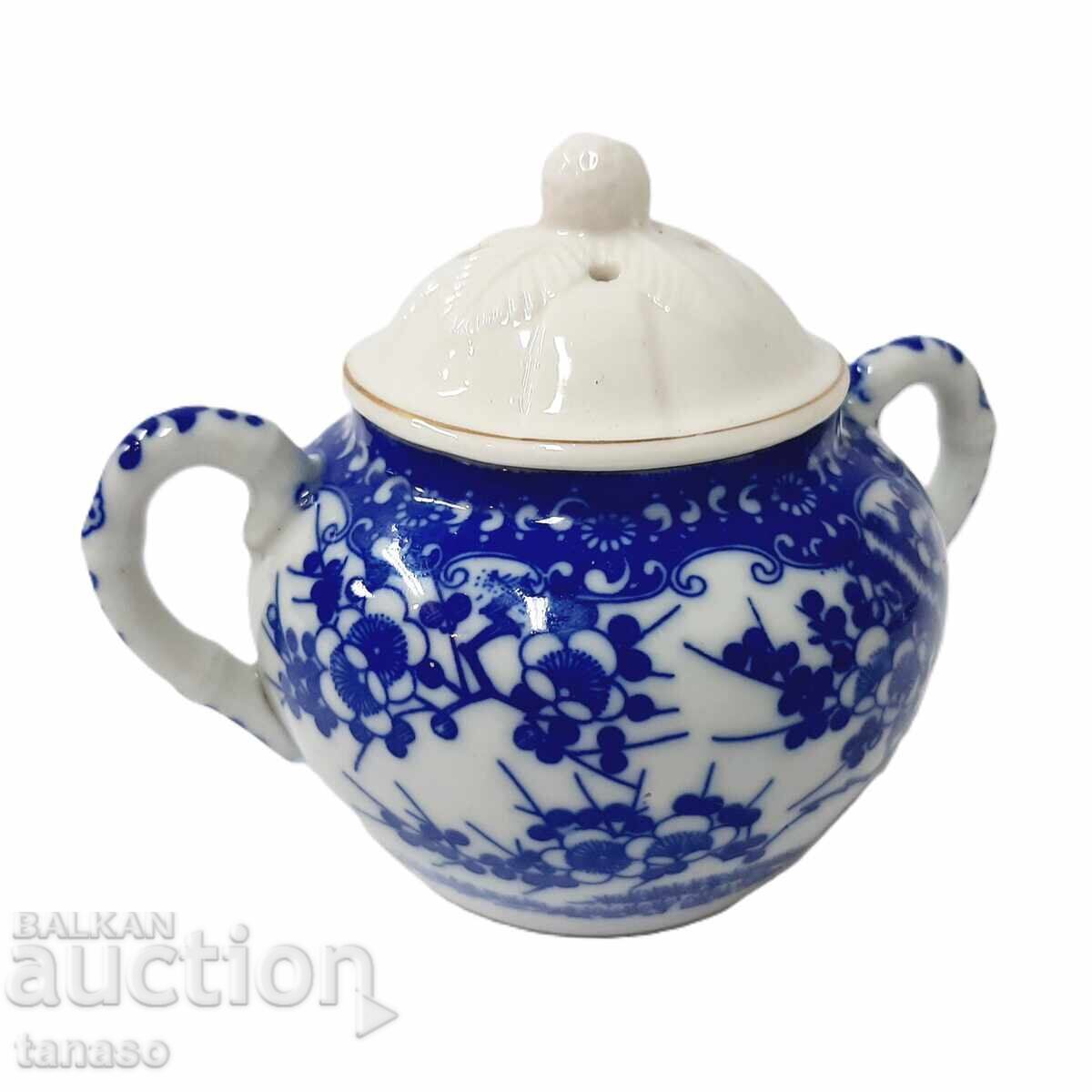 Auction  Japanese porcelain sugar bowl in blue and white