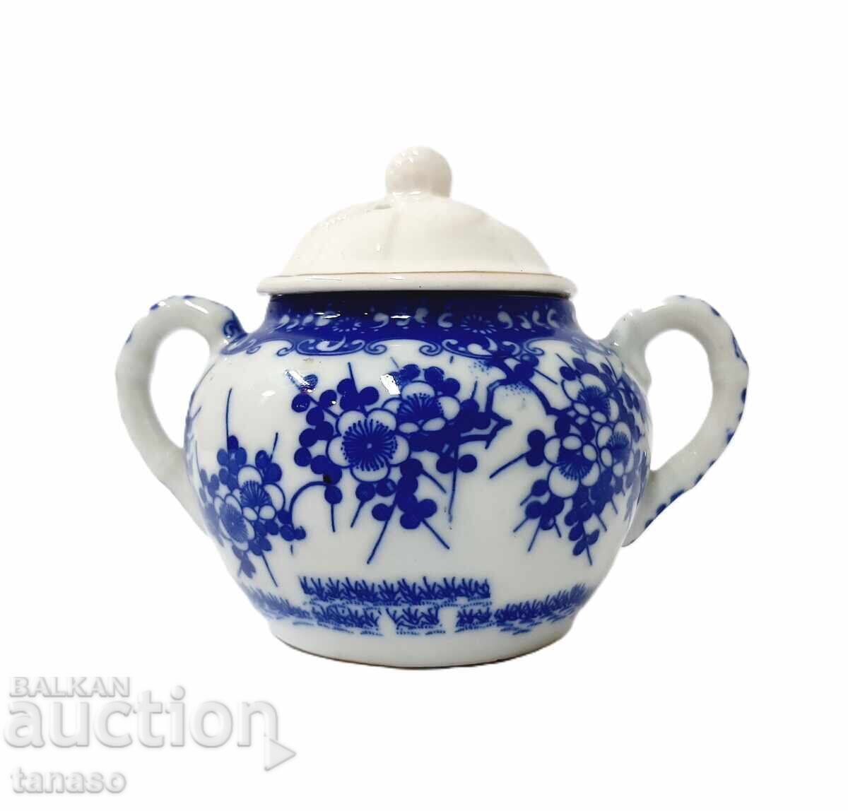 Delivery of Japanese porcelain sugar bowl in blue and white