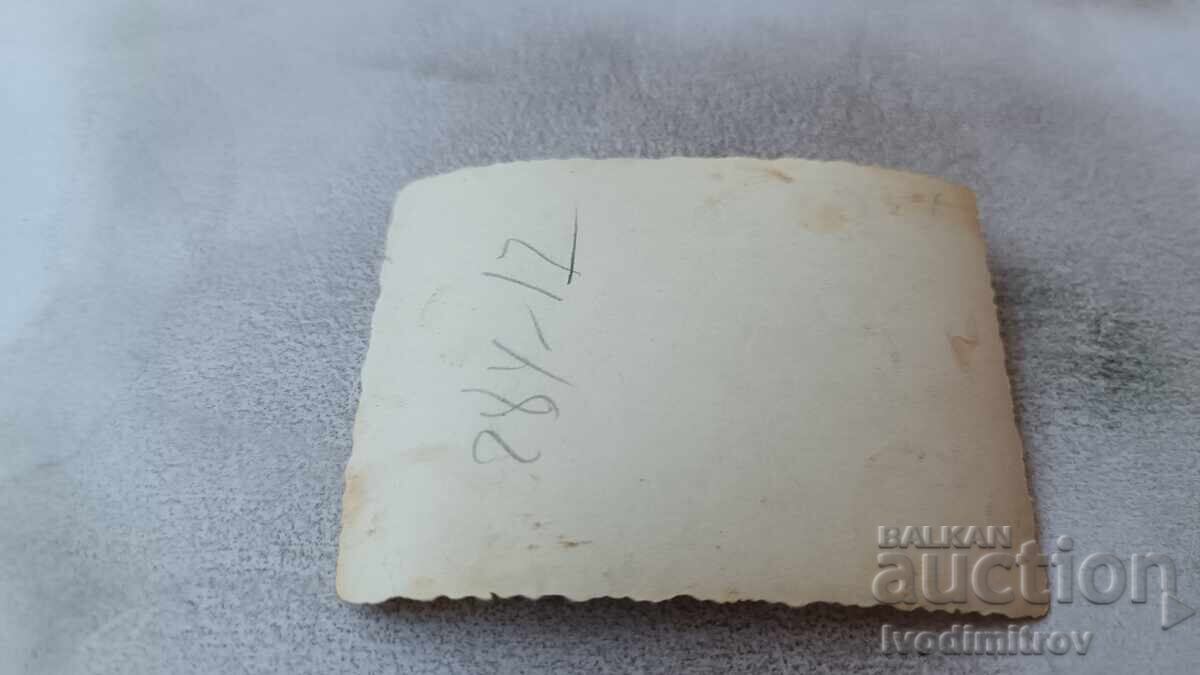 Φωτογραφία Σοφία Τρεις νεαρές γυναίκες σε έναν περίπατο με τιμή 2.35 BGN | € 1.20