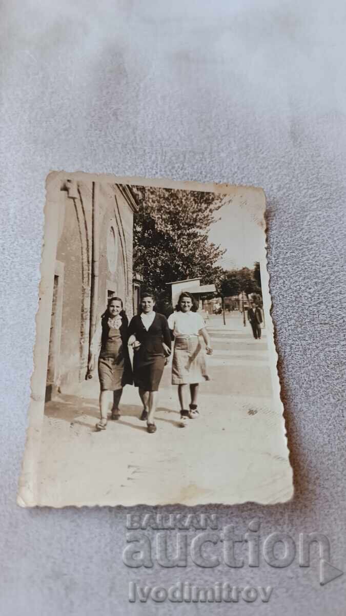 Φωτογραφία Σοφία Τρεις νεαρές γυναίκες σε έναν περίπατο