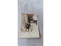 Φωτογραφία Σοφία Τρεις νεαρές γυναίκες σε έναν περίπατο