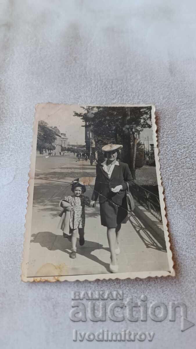 Снимка София Жена и малко момиченце на разходка 1952