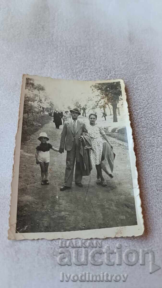 Снимка София Мъж жена и малко момиченце в парка