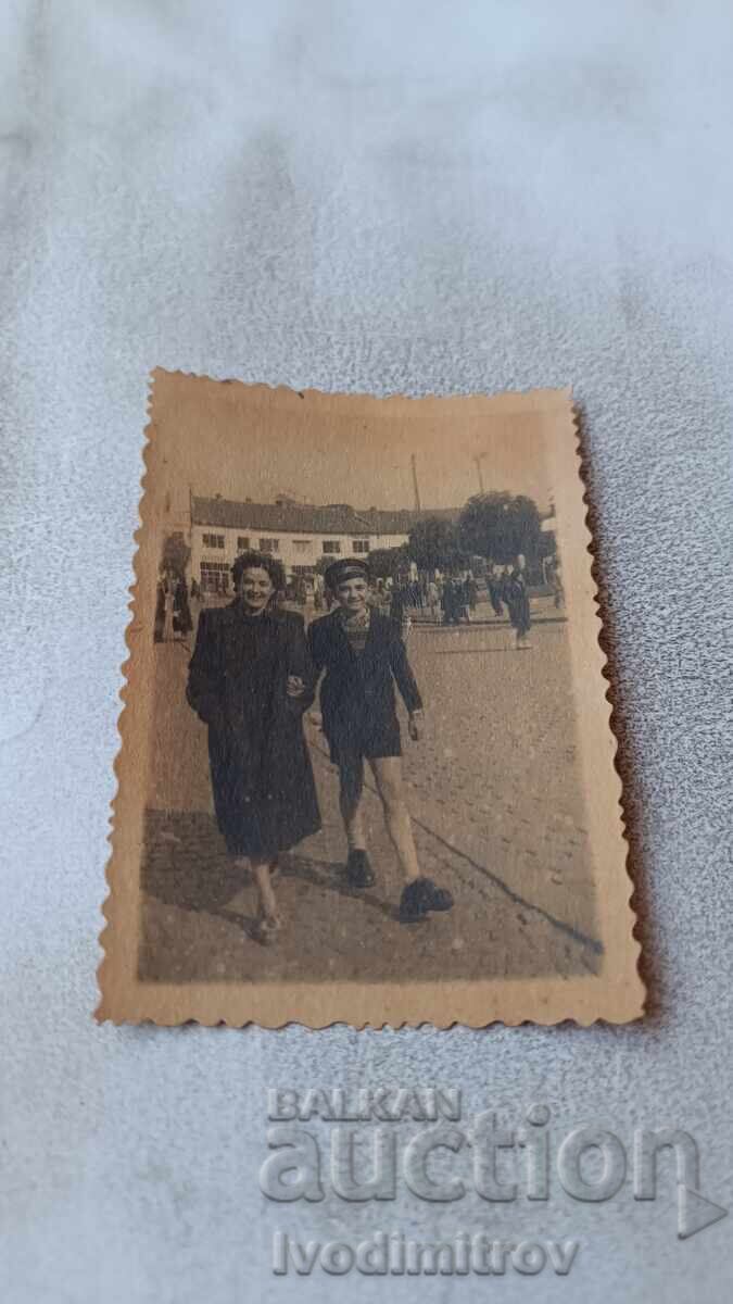 Photo Sofia A woman and a boy on a walk Photo Sofia A woman and a boy on a walk