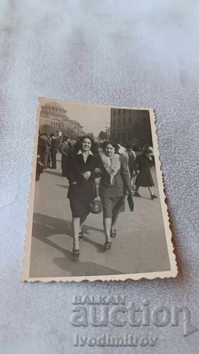 Φωτογραφία Σοφία Δύο νεαρές γυναίκες μπροστά από το Δικαστικό Μέγαρο