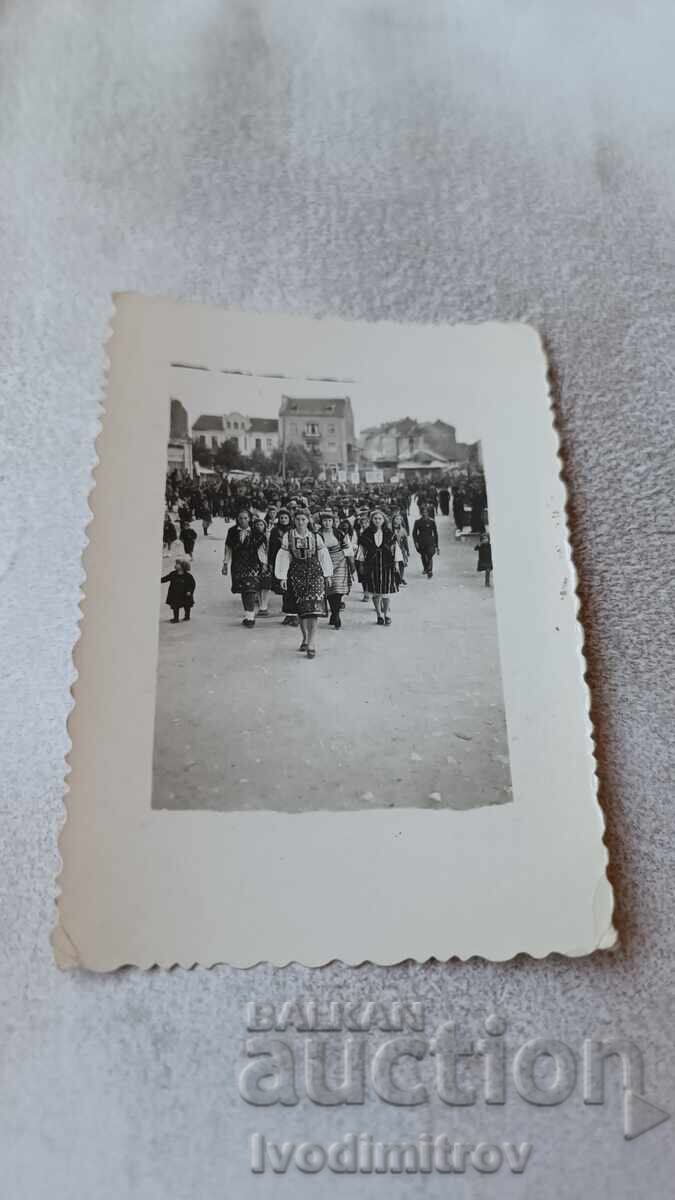 Photo Sofia Women in Folk Costumes on the Square