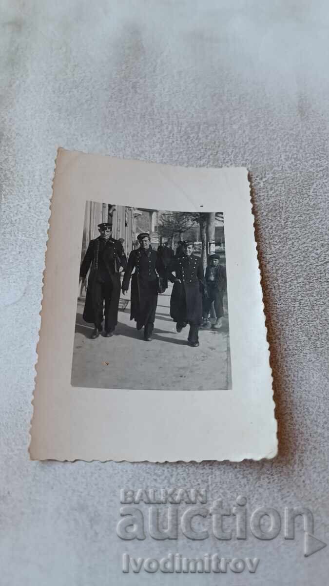 Φωτογραφία Σόφιας: Τρεις νέοι σε βόλτα Φωτογραφία Σόφιας: Τρεις νέοι σε βόλτα