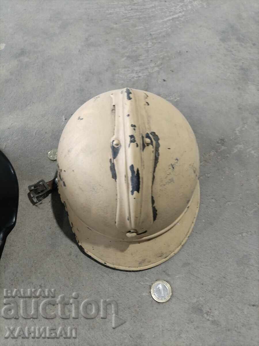 ТРИ СТАРИ КАСКИ, ЕДНАТА Е НЕМСКА с цена 200.00 лв. | € 102.26 ТРИ СТАРИ КАСКИ, ЕДНАТА Е НЕМСКА с цена 200.00 лв. | € 102.26