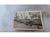 Снимка София Двама мъже седнали на пейка