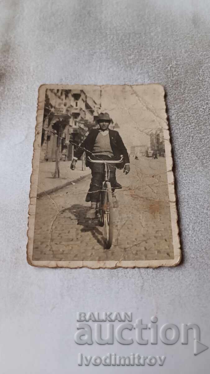 Photo Sofia Man with retro bicycle on the street 1941