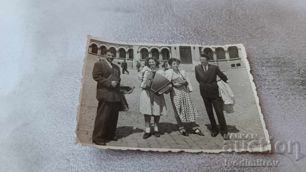 Snimka Sofiya Mŭzhe και γυναίκα με ακορντεόν μπροστά από Αλέξανδρος Νέφσκι