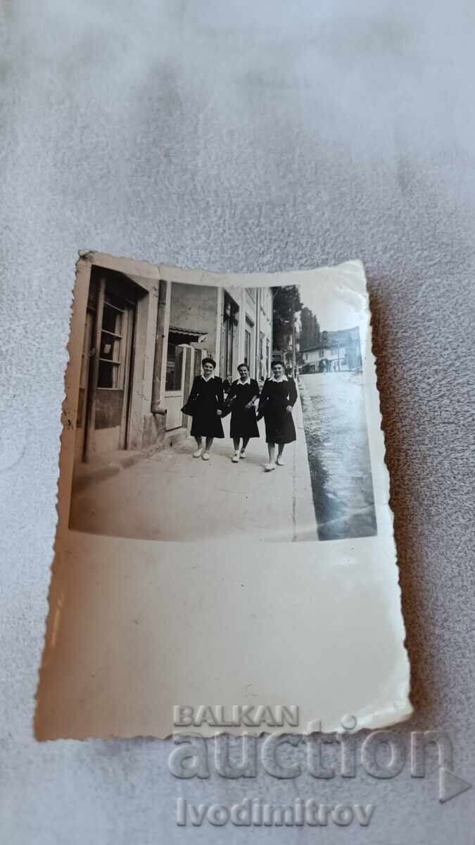 Fotografie Sofia Trei eleve la plimbare în cartierul Drujba Fotografie Sofia Trei eleve la plimbare în cartierul Drujba