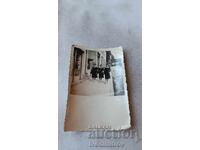 Fotografie Sofia Trei eleve la plimbare în cartierul Drujba