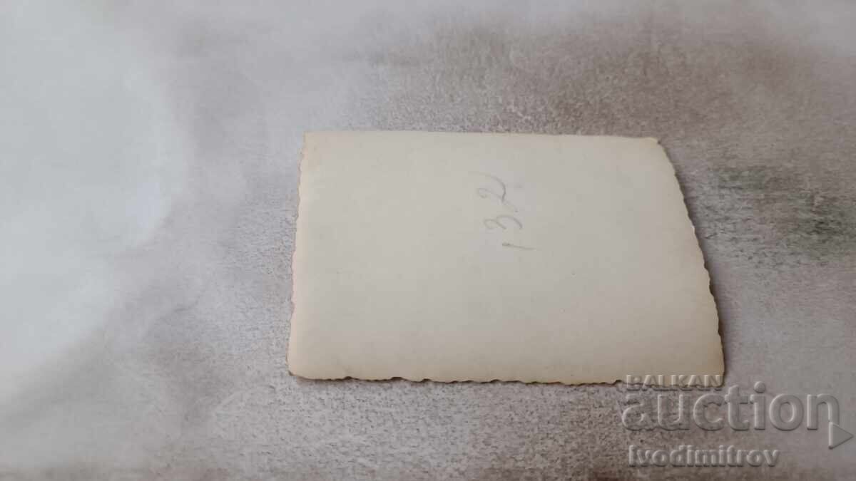 Fotografie Sofia Bărbat pe scară de lemn în fața unui bloc de locuințe cu preț 2.45 BGN | € 1.25 Fotografie Sofia Bărbat pe scară de lemn în fața unui bloc de locuințe cu preț 2.45 BGN | € 1.25