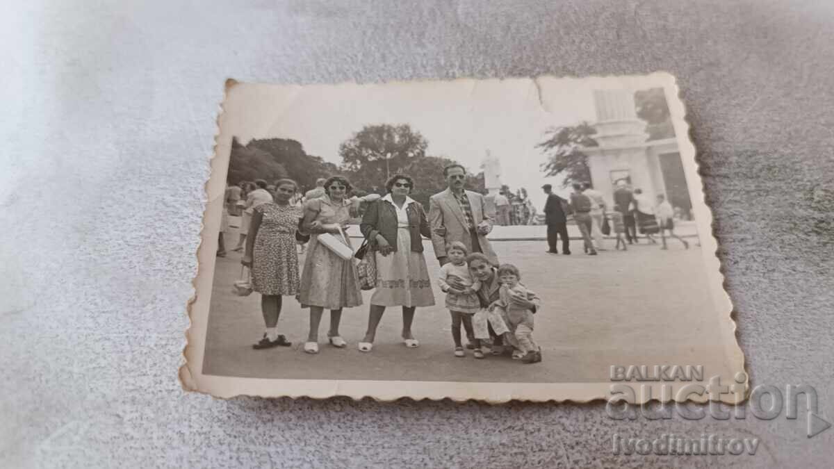 Φωτογραφία Βάρνα Άνδρας γυναίκες και παιδιά στην είσοδο του Θαλασσίου Κήπου Φωτογραφία Βάρνα Άνδρας γυναίκες και παιδιά στην είσοδο του Θαλασσίου Κήπου