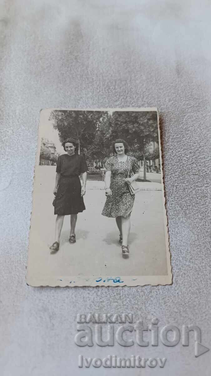 Снимка Варна Две жени на разходка 1945 Снимка Варна Две жени на разходка 1945