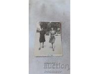 Снимка Варна Две жени на разходка 1945