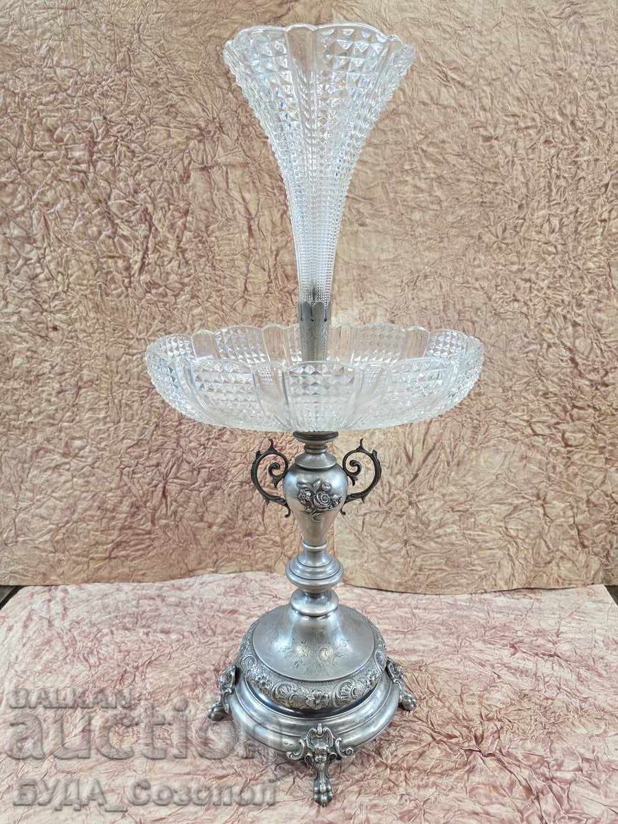 Κομψό κουτί με γλυκά από ασήμι και κρύσταλλο