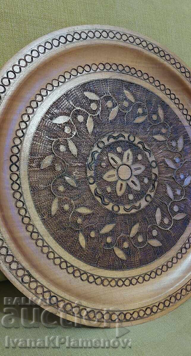 Auction  Wooden panel inlaid with brass for connoisseurs, 30cm