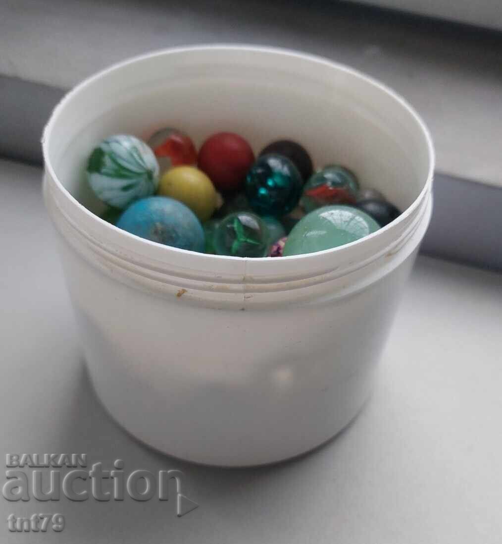 Кутия със стари топчета - 57 броя. с цена 5.00 лв. | € 2.56