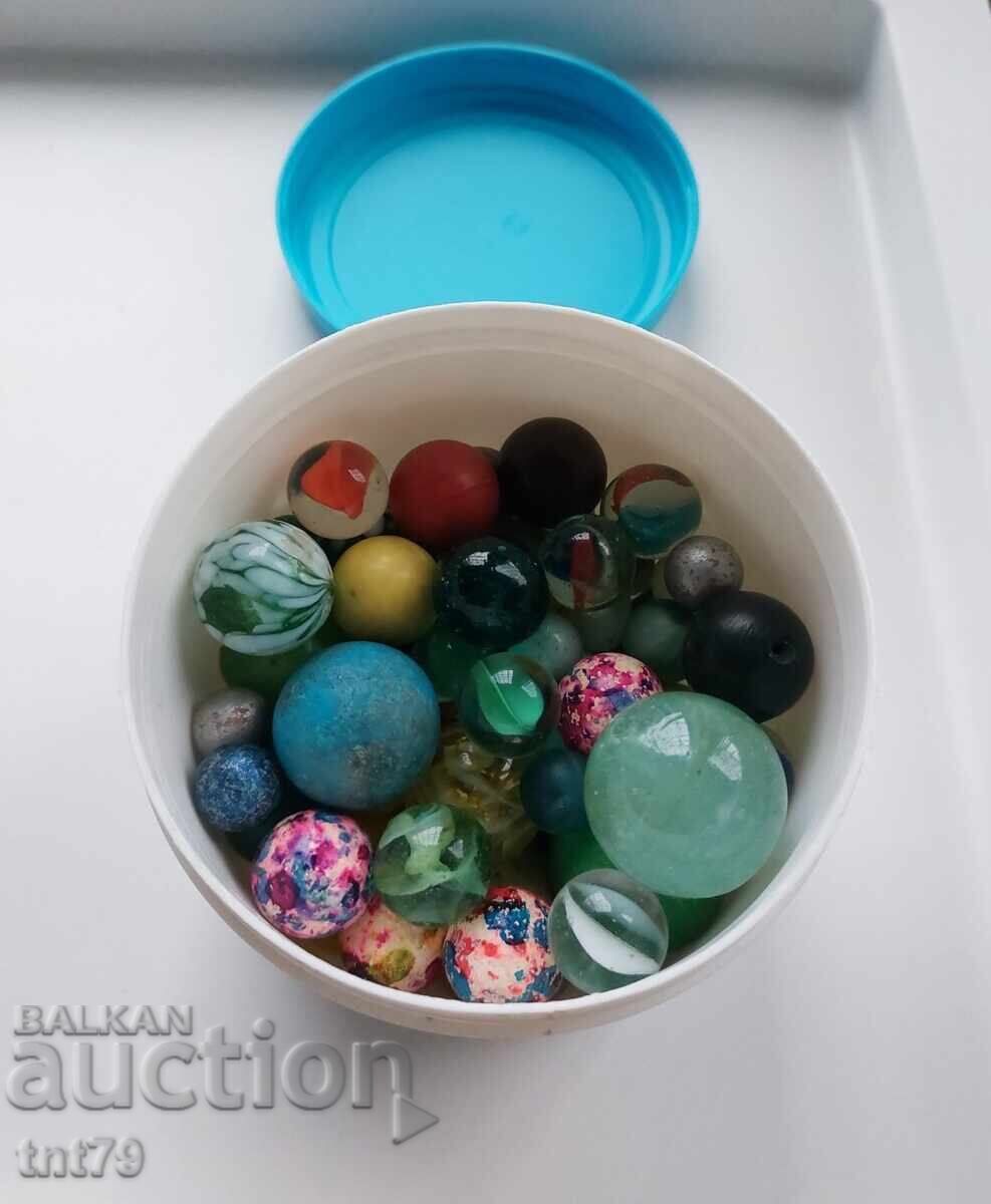 Кутия със стари топчета - 57 броя.