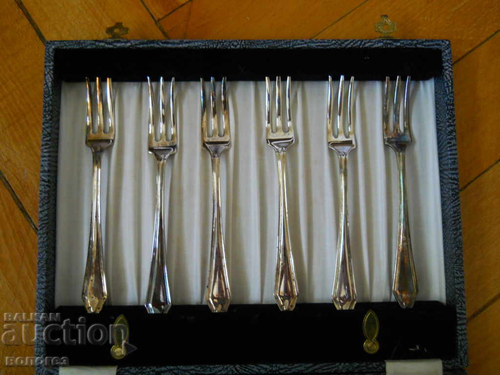 Auction Set of silver-plated dessert spoons and forks (England) Auction Set of silver-plated dessert spoons and forks (England)
